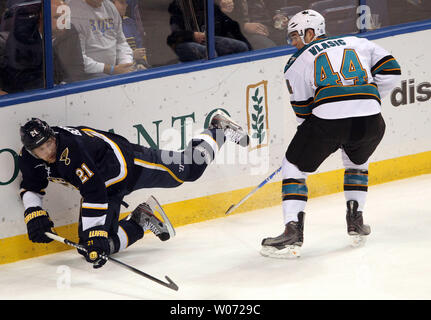San Jose Sharks Marc-Edouard Vlasic (44) porta giù San Louis Blues Patrik Berglund nel primo periodo al Scottrade Center di San Luigi a dicembre 10, 2011. Vlasic è stato chiamato per l'aggancio. UPI/Bill Greenblatt Foto Stock