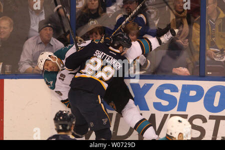 Louis Blues Kevin Shattenkirk (22) colloca San Jose Sharks Joe Thornton nei pannelli durante il secondo periodo al Scottrade Center di San Luigi a dicembre 10, 2011. UPI/Bill Greenblatt Foto Stock