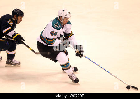 Louis Blues Scott Nichol (12) poke controlli San Jose Sharks Marc-Edouard Vlasic durante il secondo periodo al Scottrade Center di San Luigi a dicembre 10, 2011. UPI/Bill Greenblatt Foto Stock