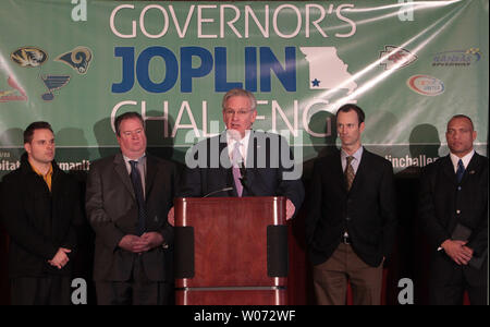 Con represenatives da St. Louis Cardinals, St. Louis Blues e San Louis Rams in piedi vicino, Missouri governatore Jay Nixon delinea il nuovo governatore Joplin sfida, a St. Louis il 10 febbraio 2012. La sfida, in partnership con area di Joplin Habitat for Humanity e Missouri le grandi organizzazioni di atletica, mira a costruire 35 nuove case nel cuore di Joplin durante il 2012 per fornire supporto continuo per la città di recupero. Joplin è stata colpita da un maggio 22, 2011 tornado che ha ucciso 161 persone e distrutto oltre 7000 case. UPI/Bill Greenblatt Foto Stock