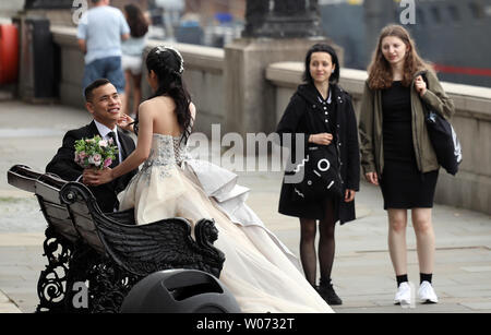 Londra, Regno Unito. Il 26 giugno, 2019. Un giovane in abiti da cerimonia sul terrapieno in Westminster, Londra, Regno Unito il 26 giugno 2019. Credito: Paolo Marriott/Alamy Live News Foto Stock