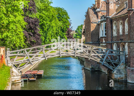 Ponte di matematica di Cambridge - ponte in legno sul fiume Cam famoso per punting. Foto Stock