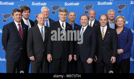 Tom Stillman, Presidente e CEO di vertice la distribuzione (terzo da sinistra) stand con il Commissario NHL Gary Bettman (il quarto da sinistra) e il nuovo gruppo che ha acquistato il St. Louis Blues durante una conferenza stampa al Scottrade Center di San Luigi il 10 maggio 2012. L'acquisto comprende la Scottrade Center leasing, il Peoria Rivermen franchising e il Peabody Opera House. UPI/Bill Greenblatt Foto Stock