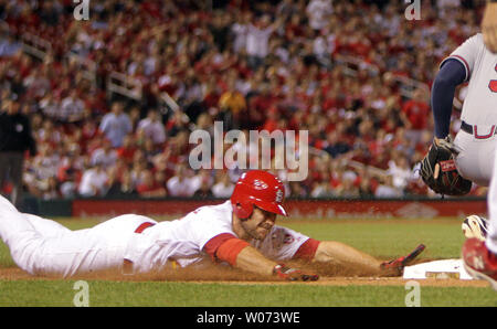 Louis Cardinals Skip Schumaker scorre in modo sicuro in prima base nel nono inning contro Atlanta Braves al Busch Stadium di St Louis il 11 maggio 2012. UPI/Bill Greenblatt Foto Stock