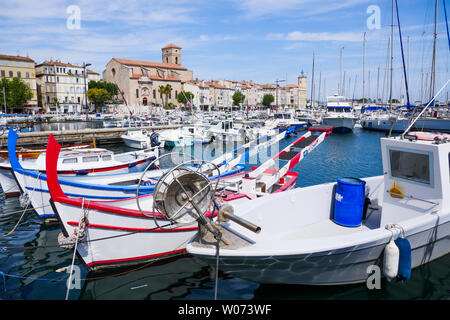 Tornei barche alla banchina del porto con, a seconda gamma la Madonna Assunta, La Ciotat, Bouches-du-Rhône, Francia Foto Stock