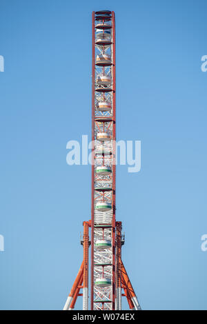 Dettaglio di una ruota panoramica Ferris oltre il cielo blu sullo sfondo di profilo Foto Stock