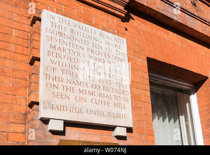 Lapide sopra le volte commemoranti i martiri imprigionati là la notte prima della morte. Situato nel nuovo edificio del Municipio, Lewes, East Sussex, Inghilterra, Regno Unito. Foto Stock