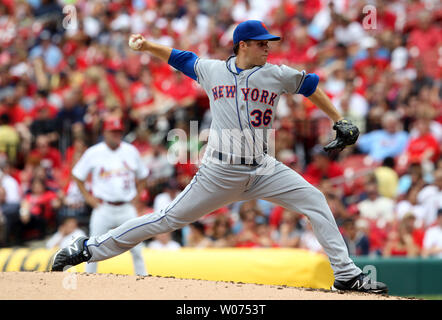 New Yotk Mets a partire lanciatore Collin McHugh offre un passo a St. Louis Cardinals nel secondo inning al Busch Stadium di St Louis il 3 settembre 2012. UPI/Bill Greenblatt Foto Stock