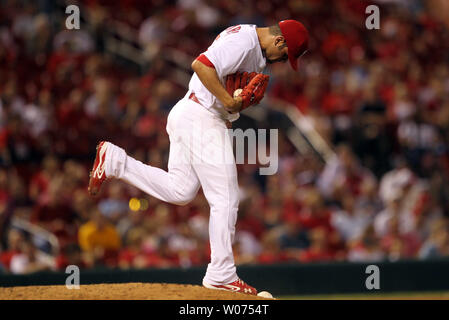 Louis Cardinals a partire lanciatore Jaime Garcia calci la sporcizia come egli è in procinto di lasciare il gioco nell'ottavo inning contro il nuovo Yotk Mets al Busch Stadium di St Louis il 4 settembre 2012. UPI/Bill Greenblatt Foto Stock