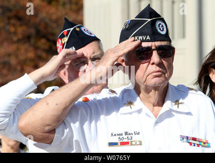 Dei veterani di guerra coreana salutare durante le cerimonie di apertura dei veterani del parata del giorno a soldati Memorial nel centro cittadino di San Louis il 10 novembre 2012. UPI/Bill Greenblatt Foto Stock