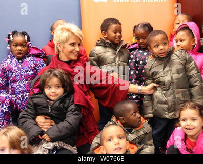 Brenda Warner, moglie dell'ex NFL quarterback Kurt Warner, tenta di ottenere l'attenzione di Ben Mulchaki (3) e altri bambini nel loro nuovo cappotti da Julia Goldstein Infanzia centro educativo a St Louis il 12 novembre 2012. La Warner era a portata di mano per il kick off di Warner riscaldamento invernale da distrubiting riveste per i bambini. Warner organizzazione per prima cosa, raccoglie circa 15.000 nuovi o usati con delicatezza cappotti e dà loro di quelli che sono nel bisogno. UPI/Bill Greenblatt Foto Stock