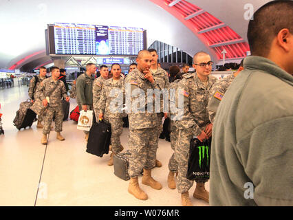 Soldati provenienti da Fort Leonard Wood, attendere per biglietterie per aprire all'Aeroporto Internazionale Lambert-St. Louis International Airport durante il blocco vacanze in San Luigi sul dicembre 20, 2012. Quasi 5.000 soldati provenienti da Fort Leonard Wood Army base decend all'aeroporto a lasciare per le destinazioni per le vacanze. UPI/Bill Greenblatt Foto Stock