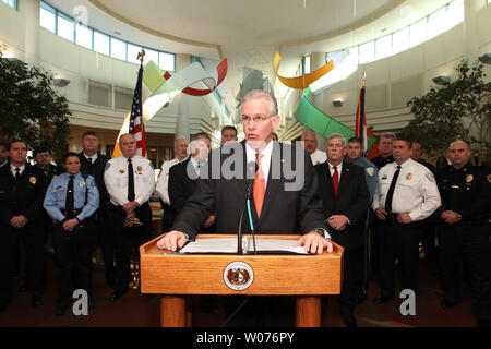 Missouri governatore Jay Nixon stand con statali e locali dei funzionari incaricati di applicare la legge chiedendo la reintegrazione della pubblica sicurezza deroghe alle sole MissouriÕs legge in San Luigi il 4 gennaio 2013. Le esenzioni che scadeva alla fine del 2012, consentono di evitare il rilascio di piani e procedure di sicurezza che proteggono le strutture come le scuole, i tribunali e ospedali. UPI/Bill Greenblatt Foto Stock