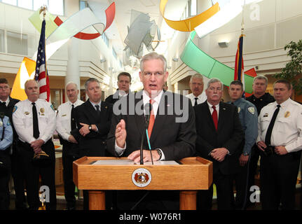 Missouri governatore Jay Nixon stand con statali e locali dei funzionari incaricati di applicare la legge chiedendo la reintegrazione della pubblica sicurezza deroghe alle sole MissouriÕs legge in San Luigi il 4 gennaio 2013. Le esenzioni che scadeva alla fine del 2012, consentono di evitare il rilascio di piani e procedure di sicurezza che proteggono le strutture come le scuole, i tribunali e ospedali. UPI/Bill Greenblatt Foto Stock