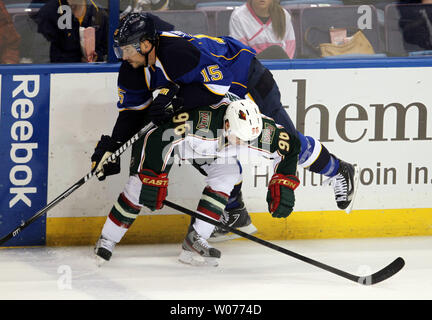 Louis Blues Jamie Langenbrunner va oltre il retro del Minnesota Wild's Pierre-Marc Bouchard nel primo periodo al Scottrade Center di San Luigi a gennaio 27, 2013. UPI/Bill Greenblatt Foto Stock