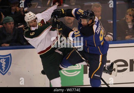 Louis Blues Vladimir Tarasenko (R) e del Minnesota Wild il Marco Scandella collidono nel primo periodo al Scottrade Center di San Luigi a gennaio 27, 2013. UPI/Bill Greenblatt Foto Stock