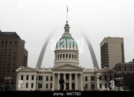 Una fitta nebbia nasconde la sommità del Gateway Arch vicino al tribunale vecchio nel centro cittadino di San Louis il 26 febbraio 2013. Previsioni per St. Louis è rimasto foggy con pioggia leggera mentre la parte occidentale e le parti intermedie dei lo stato affrontato con uno all ottavo centimetri di neve caduta. UPI/Bill Greenblatt Foto Stock