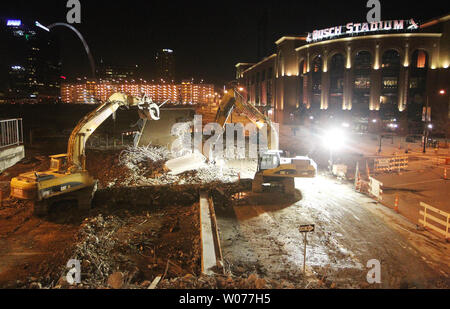 Il lavoro continua durante la notte come gli equipaggi rimuovere l'Ottava Street Bridge, l'ultimo punto di riferimento della vecchia Busch Stadium di St Louis il 9 marzo 2013. Gli equipaggi sono la cancellazione del ponte e le aree circostanti per il nuovo Ballpark Village progetto di costruzione. UPI/Bill Greenblatt Foto Stock