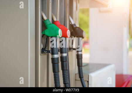 Foto di rifornimento di carburante con pistole colorati in estate Foto Stock