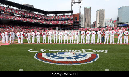 Il St. Louis Cardinals un cavalletto sul percorso di base nel corso di cerimonie prima della loro home opener contro i Cincinnati Reds al Busch Stadium di San Louis il 8 aprile 2013. UPI/Bill Greenblatt Foto Stock