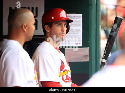 Louis Cardinals David Freese attende il suo turno di bat contro i pirati di Pittsburgh al Busch Stadium di St Louis il 28 aprile 2013. UPI/Bill Greenblatt Foto Stock