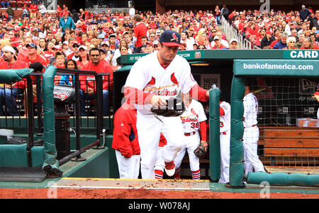 Louis Cardinals David Freese prende in campo per una partita contro i pirati di Pittsburgh per il suo trentesimo compleanno al Busch Stadium di St Louis il 28 aprile 2013. UPI/Bill Greenblatt Foto Stock