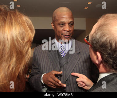 Ex New York Mets slugger Darryl Strawberry colloqui con gli amici durante un allevatore di Thompson Centro per autismo e disordini Neurodevelopmental a St Louis il 16 maggio 2013. UPI/Bill Greenblatt Foto Stock