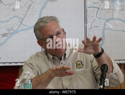 Missouri governatore Jay Nixon fa un punto durante una tavola rotonda tenutasi a saperne di più sulle inondazioni e danni causati dalle tempeste nel West Alton, Illinois su Jume 7, 2013. Nixon ha detto a quelli di partecipazione che in un modo o in un altro, assistenza di emergenza farà il suo cammino verso le zone più colpite da una eruzione cutanea di recente i cicloni e le inondazioni. UPI/Bill Greenblatt Foto Stock