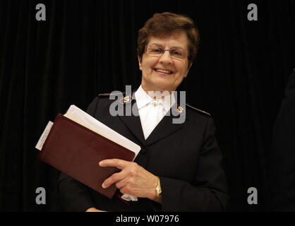 Linda generale Bond, leader internazionale dell'Esercito della Salvezza, sorride dopo aver completato il suo discorso durante l'Esercito della Salvezza Congresso Internazionale della Famiglia Colazione di preghiera a san Luigi il 7 giugno 2013. UPI/Bill Greenblatt Foto Stock