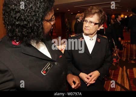 Esercito della salvezza officer principali Patty Richardson (L) chat con il generale Linda Bond, leader internazionale dell'Esercito della Salvezza, durante l'Esercito della Salvezza Congresso Internazionale della Famiglia Colazione di preghiera a san Luigi il 7 giugno 2013. UPI/Bill Greenblatt Foto Stock