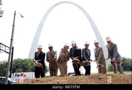 Dignitari compresi (R a L) Segretario degli Interni Sally Jewell, trasporto Segretario Antonio Foxx e U.S. Il senatore Claire McCaskill rompere la massa della 'Park oltre l'autostrada' progetto, il primo componente nella CityArchRiver 2015 piano per rivitalizzare e migliorare l'accesso al Jefferson National Expansion Memorial, casa del Gateway Arch, a St. Louis il 2 agosto 2013. Il 'Park oltre l'autostrada' saranno dotati di una struttura paesaggistici sulla Interstate 70 che andranno a migliorare l accessibilità pedonale e creare un modello urbano parco nazionale. UPI/Bill Greenblatt Foto Stock