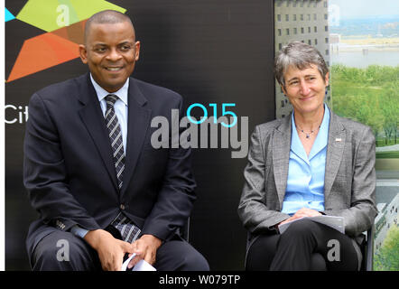 Il Segretario degli Interni Sally Jewell (R) e Trasporti Segretario Antonio Foxx ascoltare commento durante la rivoluzionaria sul 'Park oltre l'autostrada' progetto, il primo componente nella CityArchRiver 2015 piano per rivitalizzare e migliorare l'accesso al Jefferson National Expansion Memorial, casa del Gateway Arch, a St. Louis il 2 agosto 2013. Il 'Park oltre l'autostrada' saranno dotati di una struttura paesaggistici sulla Interstate 70 che andranno a migliorare l accessibilità pedonale e creare un modello urbano parco nazionale. UPI/Bill Greenblatt Foto Stock