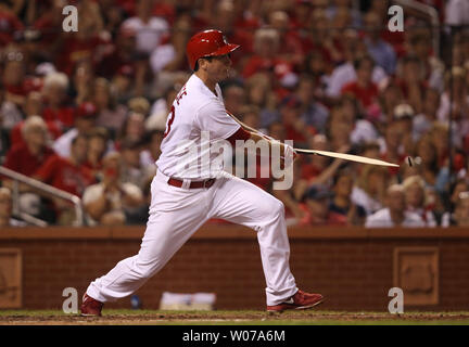 Louis Cardinals David Freese rompe il suo bat come egli colpisce in un doppio gioco, segnando un run nella sesta inning contro i pirati di Pittsburgh al Busch Stadium di St Louis il 13 agosto 2013.UPI/Bill Greenblatt Foto Stock