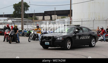 Unità di polizia attraverso un'area di San Louis riverfront dove si stima 2000 motocicli attendere l'inizio del giro del secolo, moto a San Louis il 1 settembre 2013. La manifestazione annuale prende i piloti della zona delle autostrade, molti fare acrobazie, impennare e in sella a una spensierata e modo imprudente. Due partecipanti sono stati uccisi in incidenti separati in questo fine settimana. La polizia impostare i punti di controllo per verificare la presenza di driver di licenze, la registrazione e la prova di assicurazione proprio come la corsa è stata per iniziare. UPI/Bill Greenblatt Foto Stock