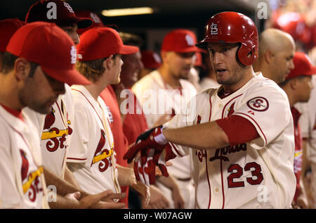 Louis Cardinals David Freese celebra il suo assolo home run con i compagni di squadra nella sesta inning contro i pirati di Pittsburgh al Busch Stadium di St Louis il 7 settembre 2013. UPI/Bill Greenblatt Foto Stock