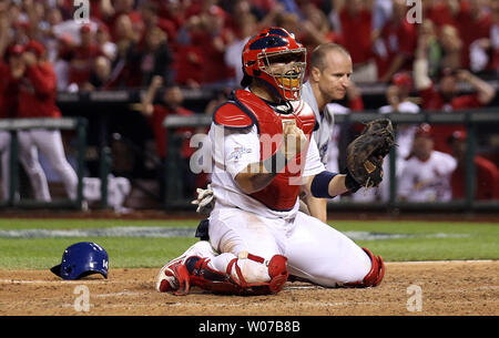 Louis Cardinals catcher Yadier Molina grida fuori dopo la segnalazione di Los Angeles Dodgers Mark Ellis a casa la piastra come egli ha cercato di punteggio ottenuto dalla terza base su una sfera di Mosca nel decimo inning nel gioco 1 del campionato nazionale di serie Busch Stadium di St Louis il 11 ottobre 2013. Louis ha vinto il gioco 3-2 in 13 inning. UPI/Bill Greenblatt Foto Stock