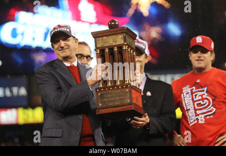 Louis Cardinals Presidente Bill DeWitt Jr. ascensori Campionato nazionale Trofeo dopo la squadra ha sconfitto il Los Angeles Dodgers 9-0 nel gioco 6 del campionato nazionale di serie Busch Stadium di St Louis il 18 ottobre 2013. I Cardinali vengono ora passate al 2013 World Series. UPI/Bill Greenblatt Foto Stock