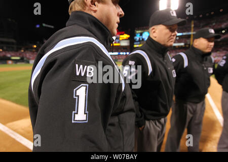 Arbitro Bruce Dreckman e gli altri giudici arbitri indossare il initals WB per il ritardo di arbitro Wally Bell prima di iniziare il gioco 6 del Campionato Nazionale serie tra i Los Angeles Dodgers e St. Louis Cardinals al Busch Stadium di St Louis il 18 ottobre 2013. Bell morì all'età di 48 il 14 ottobre di un massiccio attacco di cuore. UPI/Bill Greenblatt Foto Stock