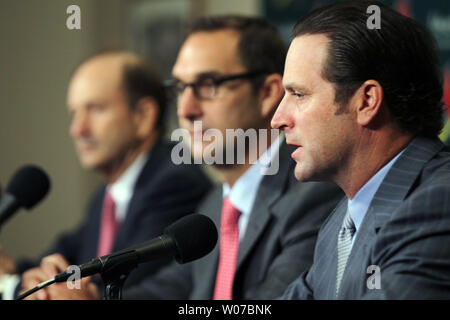 Louis Cardinals presidente Bill Dewitt Jr., (L) e general manager John Mozeliak ascoltare come manager di Mike Matheny (R) commenti sul suo contratto di estensione al Busch Stadium di St Louis il 20 novembre 2013. Matheny, che ha guidato la sua squadra per il 2013 World Series nel suo secondo anno al timone, ha concordato un ampliamento attraverso la stagione 2017. UPI/Bill Greenblatt Foto Stock