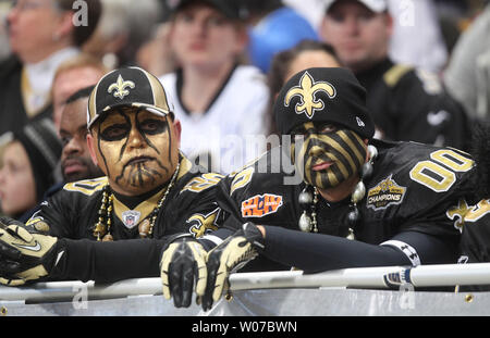 New Orleans Saints fans guarda incredula come secondi tick verso il basso contro il St. Louis Rams presso la Edward Jones Dome di St Louis su dicembre 15, 2013. Louis ha vinto il gioco 27-16. UPI/Bill Greenblatt Foto Stock