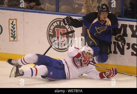 Louis Blues Alexander Steen upends Montreal Canadiens Max Pacioretty nel primo periodo al Scottrade Center di San Louis su dicembre 19, 2013. UPI/Bill Greenblatt Foto Stock