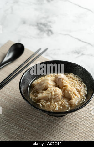 Il Cloud tagliatelle su marmo bianco Foto Stock