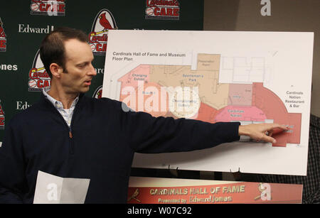 Louis Cardinals Presidente Bill De Witt III spiega il layout della nuova San Louis Cardinals Hall of Fame e il museo che sarà costruito vicino a Busch Stadium durante il St. Louis Cardinals Inverno Warm-up di San Luigi il 18 gennaio 2014. UPI/Bill Greenblatt Foto Stock