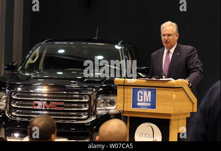 Missouri governatore Jay Nixon rende commenti nei pressi di un nuovissimo 2014 GMC Canyon presso il San Luigi Auto Show di San Luigi il 23 gennaio 2014. Il Canyon, lungo con la Chevrolet Colorado sono in corso di fabbricazione al GM Wentzville impianto Wentzville, Missouri . Nixon ha contribuito a svelare il nuovo camion al North American Auto Show di Detroit la scorsa settimana. UPI/Bill Greenblatt Foto Stock