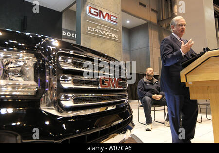 Missouri governatore Jay Nixon rende commenti nei pressi di un nuovissimo 2014 GMC Canyon presso il San Luigi Auto Show di San Luigi il 23 gennaio 2014. Il Canyon, lungo con la Chevrolet Colorado sono in corso di fabbricazione al GM Wentzville impianto Wentzville, Missouri . Nixon ha contribuito a svelare il nuovo camion al North American Auto Show di Detroit la scorsa settimana. UPI/Bill Greenblatt Foto Stock