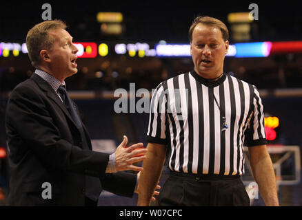 Drake Bulldogs head coach di pallacanestro Ray Giacoletti cerca di convincere arbitro Joihn Higgins per modificare una chiamata nel primo semestre contro il Evansville Purple Aces durante il Missouri Valley Conference Torneo di Scottrade Center di San Luigi il 6 marzo 2014. UPI/Bill Greenblatt Foto Stock