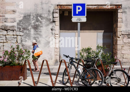 Posti di parcheggio per biciclette, La Ciotat, Bouches-du-Rhône, Francia Foto Stock