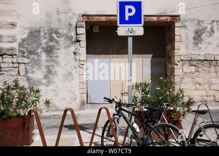 Posti di parcheggio per biciclette, La Ciotat, Bouches-du-Rhône, Francia Foto Stock