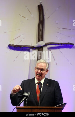 Missouri governatore Jay Nixon sta al pulpito della maggiore San Marco chiesa di famiglia, che ospita una comunità incontro per discutere la riforma e l'espansione di Medicaid in Missouri, in Dellwood, Missouri il 13 marzo 2014. Nixon ha parlato di come rafforzare Medicaid fornirà conveniente la copertura sanitaria per 300.000 Missourians lavoro e portare i dollari di tasse Missourians invia a Washington, D.C. torna in Missouri. UPI/Bill Greenblatt Foto Stock