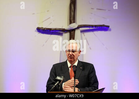 Missouri governatore Jay Nixon sta al pulpito della maggiore San Marco chiesa di famiglia, che ospita una comunità incontro per discutere la riforma e l'espansione di Medicaid in Missouri, in Dellwood, Missouri il 13 marzo 2014. Nixon ha parlato di come rafforzare Medicaid fornirà conveniente la copertura sanitaria per 300.000 Missourians lavoro e portare i dollari di tasse Missourians invia a Washington, D.C. torna in Missouri. UPI/Bill Greenblatt Foto Stock